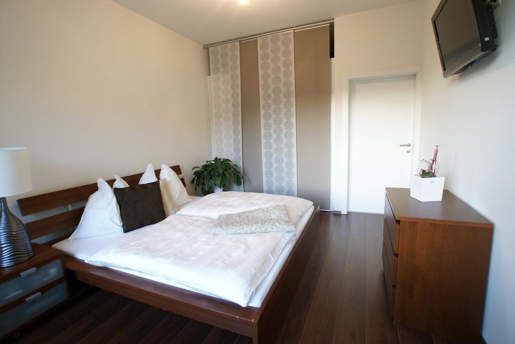 Christine Apartment